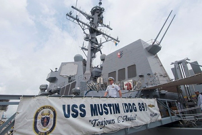 Cận cảnh chiến hạm Mustin của Mỹ vừa đi sát Đá Vành Khăn ở Biển Đông